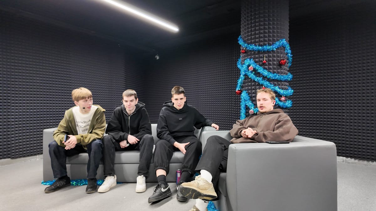 Комментаторы и аналитики